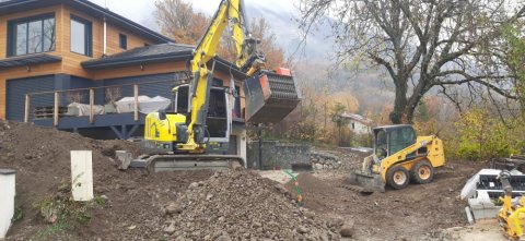 TERRA'PREST votre assainisseur & terrassier à Crolles et sa région : Achat d'un godet cribleur pour la revalorisation des matériaux 