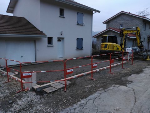 TERRA'PREST, assainisseur et terrassier entre Grenoble et Chambéry : Aménagement extérieur à la Terrasse (38660) : parking  et espace vert avec bordures en pavés