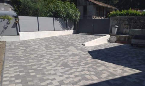 TERRA'PREST, assainisseur et terrassier entre Crolles et Pontcharra : Aménagement d'une cour extérieure pour la création d'un parking en pavés à Tencin (38570)