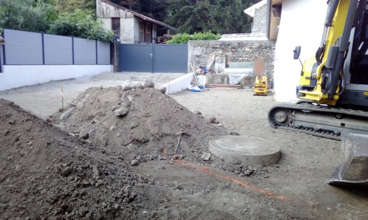 TERRA'PREST, assainisseur et terrassier entre de Crolles et Pontcharra : Aménagement d'une cour extérieure pour la création d'un parking en pavés à Tencin (38570)