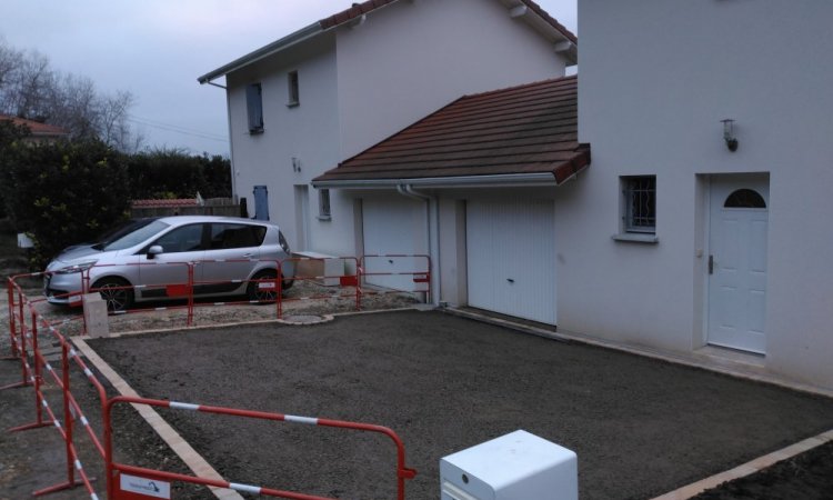 TERRA'PREST, assainisseur et terrassier entre Grenoble et Chambéry : Aménagement extérieur à la Terrasse (38660) : parking  et espace vert avec bordures en pavés