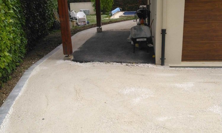 Travaux de rénovation de cour et parking terminés avec les bordures pavés et le revêtement en gravier concassé blanc à Pontcharra 38560