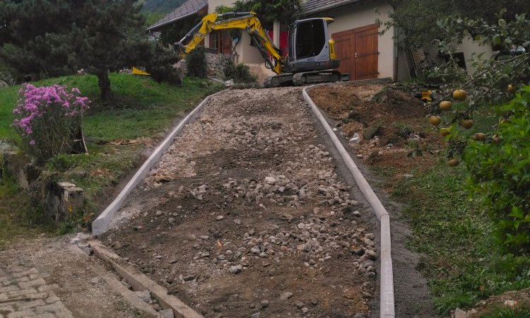 TERRA'PREST, assainisseur et terrassier entre Grenoble et Chambéry : Rénovation d'un chemin d'accès en très mauvais état et en pente à Saint Hilaire du Touvet sur le Plateau des petites roches (38660)