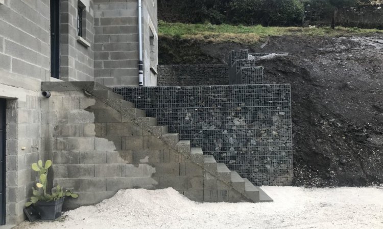 TERRA'PREST, assainisseur & terrassier entre Grenoble et Chambéry : Aménagement d'une entrée avec création de murs gabions et d'un escalier en béton aux Mollettes (73800)