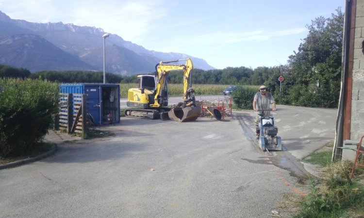 TERRA'PREST, assainisseur et terrassier près de Crolles et Pontcharra : Raccordement aux réseaux d'adduction en eau potable et d'eaux usées à Chapareillan (38530)