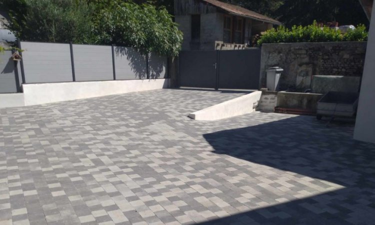 TERRA'PREST, assainisseur et terrassier près de Crolles et Pontcharra : Aménagement d'une cour extérieure pour la création d'un parking en pavés à Tencin (38570)